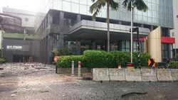 Api Dipadamkan, Lobi Wisma Kosgoro Penuh Serpihan Kaca