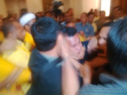 Ricuh! Pria Bertato Diduga Penyusup Dipukuli Saat Ical Pidato