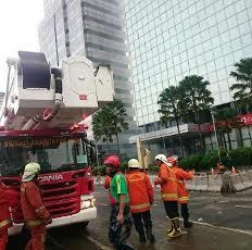 Wisma Kosgoro Kembali Terbakar, Mobil Bronto Skylift Dikerahkan