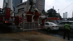 Cerita Pemadam Tatang Bergoyang Pertama Kali di Atas Skylift 100 Meter