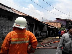 20 KK Nelangsa Kehilangan Tempat Tinggal Akibat Kebakaran di Jalan Sodong Jaktim