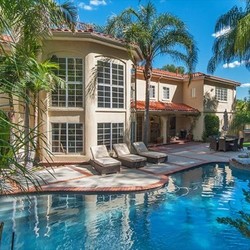 Rumah Mewah Bintang Baywatch Ini Dijual Murah, Anda Berminat?