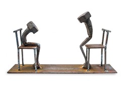 Patung-patung Ini Terbuat dari Baut Tua