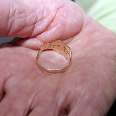 70 Tahun Kemudian, Cincin Pilot Inggris Era Perang Dunia II Dikembalikan