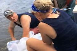 Traveler Sial, Cincin Lamarannya Kecemplung di Danau