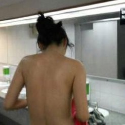 Foto Wanita Bugil di Bandara Hebohkan Netizen