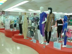 Dolar Tembus Rp 13.000, Harga Pakaian Impor Branded Belum Naik