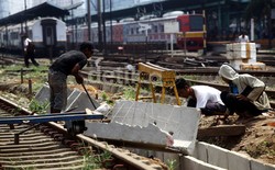 Jokowi Bangun Rel Kereta Rp 234 T Hingga Papua, Terbesar Sejak Era Belanda