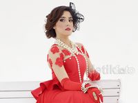So Glamour... Fairuz A Rafiq Bergaya ala Broadway