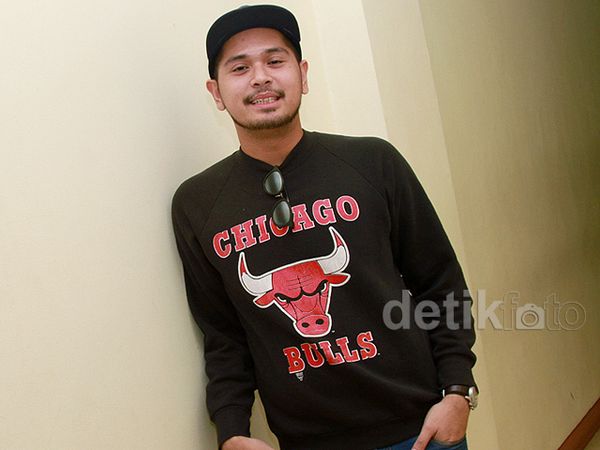 Gaya Petra Sihombing dengan Baju Chicago Bulls
