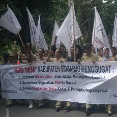 Ratusan Perangkat Desa Geruduk Pendopo Pemkab Sidoarjo