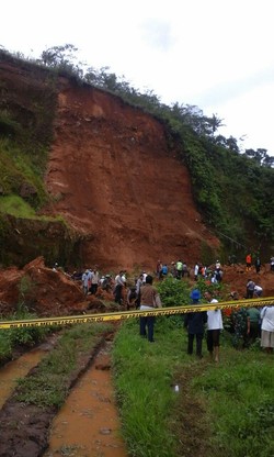 Tebing Setinggi 70 Meter di Sukabumi Ambrol, 3 Penambang Tertimbun
