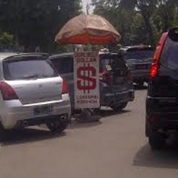Penukar Dolar Lusuh, dari Orang Biasa Sampai Pengendara Jaguar
