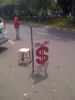 Tembus Rp 13.000, Dolar Lecek dan Lusuh Tetap Dihargai Rp 10.000