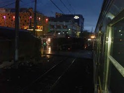 Truk Terguling di Atas Rel, Lokasi Tabrakan KRL di Kampung Bandan Ditutup