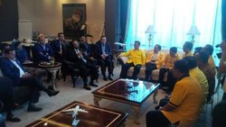 Bertemu Agung, Surya Paloh Kenang Romantisme Saat Masih di Golkar