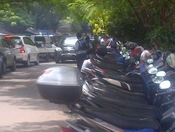 Dishub DKI Kempiskan Ban Ratusan Motor Punya Orang Kantoran di Kuningan