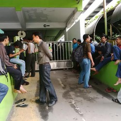 Polisi Olah TKP Wisma Kosgoro, Puluhan Karyawan Menanti di Pintu Gerbang