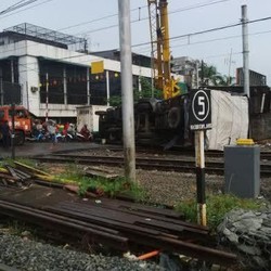 Truk yang Ditabrak KRL di Kampung Bandan Terobos Palang Pintu Perlintasan