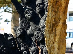 Hiii! 30 Wajah Manusia Muncul di Patung Abu