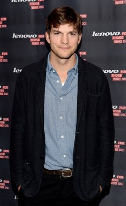 Demi Anak, Ashton Kutcher Ingin Toilet Pria Ada Tempat Ganti Popok Bayi