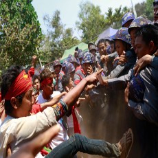 Polisi Myanmar Pukuli Mahasiswa dalam Unjuk Rasa, 100 Orang Ditangkap
