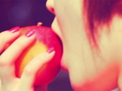 Ga In BEG Pamer Bokong Sambil Bersepeda di Teaser Apple