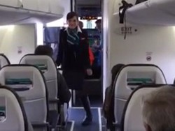 Pesawat Hendak Lepas Landas, Pramugari Ini Joget Ala Bruno Mars