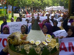 Ratusan Warga Bantul Demo Kejati DIY Terkait Dugaan Korupsi Eks Bupati