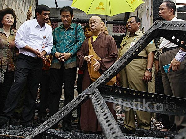 Wagub Djarot Tinjau Kebakaran Vihara Dharma Bakti