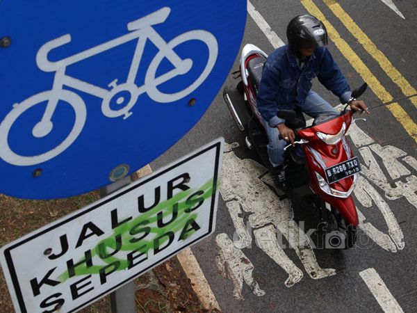 Berbagi Tempat dengan Pemotor di Jalur Sepeda BKT