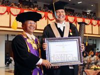 Chairul Tanjung Terima UNS Award