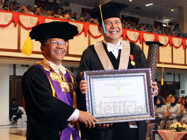 Chairul Tanjung Terima UNS Award