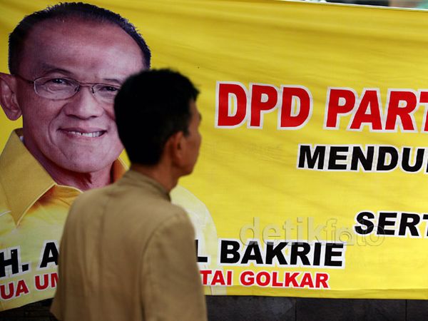 Spanduk Ical Penuhi Pedestrian