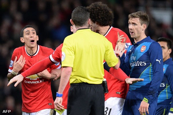 Wasit Michael Oliver Menyelamatkan Louis van Gaal