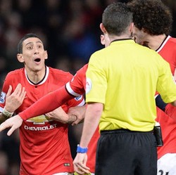 Wasit Michael Oliver Menyelamatkan Louis van Gaal