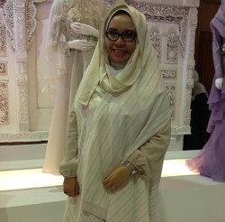 Irna Mutiara Jadi Guru Fashion, Ajari Siswi SMK Buat Busana Muslim Syari