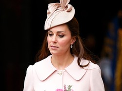 Lihat-lihat Baju Anak Perempuan, Kate Middleton Tunjukkan Isyarat?