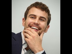 Tiru J.Lo, Bintang Film Divergent Ini Asuransikan Bokongnya