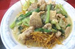 Siang Ini Hangatkan Badan dengan Mie Titi Khas Makassar Berkuah Kental