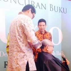 Sandiaga Uno Cukur Rambut Sang Ayah di Acara Peluncuran Buku