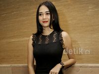 Sexy Black! Lekukan Tubuh Aura Kasih Dibalut Dress Renda