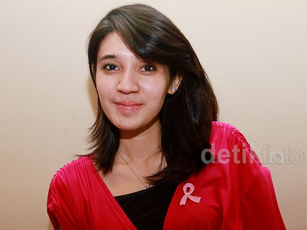 Dhini Aminarti Peduli Kanker Payudara