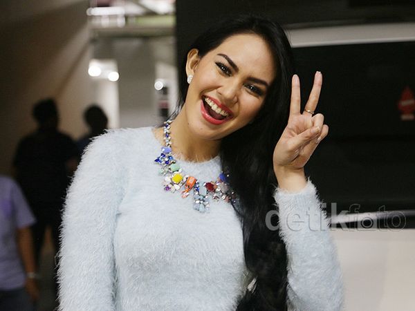 Aih, Kartika Putri Lagi Happy