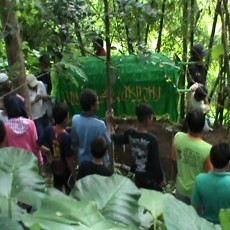 Sekeluarga Tewas di Dalam Kamar Dimakamkan Satu Liang Lahat