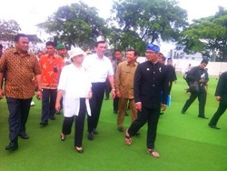 Tinjau Alun-alun, Ridwan Kamil dan Sejumlah Menteri tak Lepas Alas Kaki