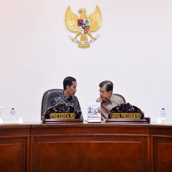 Jokowi Kembali Ajak Gubernur BI dan OJK Bahas Dolar Rp 13.200