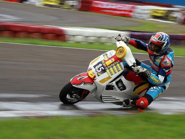 Aksi Kutu Racing Team di Balapan Vespa