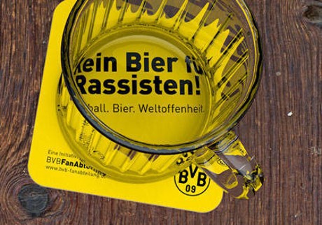 Melawan Rasialisme dengan Satu Juta Tatakan Gelas Bir