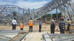 Konstruksi Hanggar Bandara Makassar Roboh, DPR Akan Panggil Kemenhub